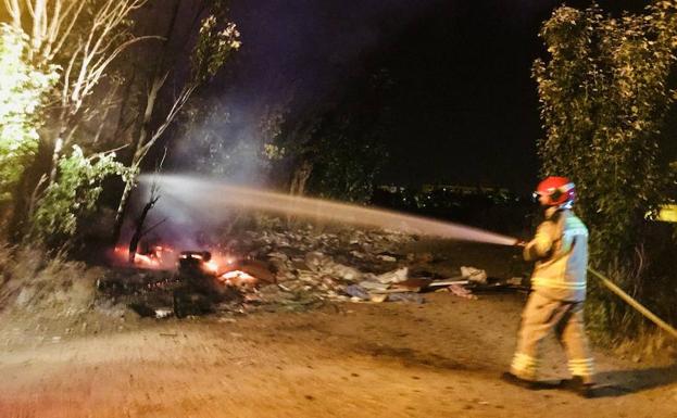 Los bomberos sofocan un nuevo incendio en el vertedero de La Florida de Valladolid