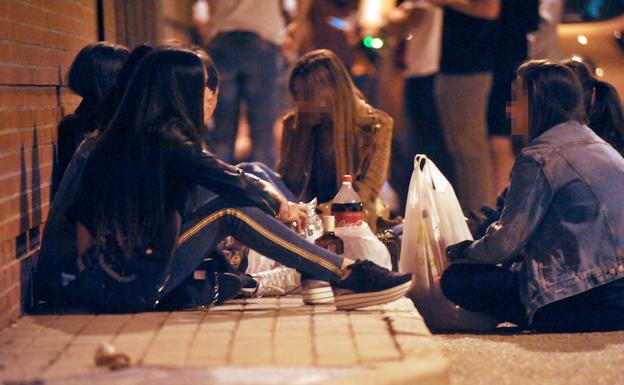 Matapozuelos sobrevive a un botellón menos concurrido que no dejó incidentes