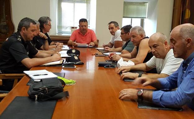 Reunión en Béjar para coordinar la etapa de la Vuelta Ciclista a España que acaba en La Covatilla