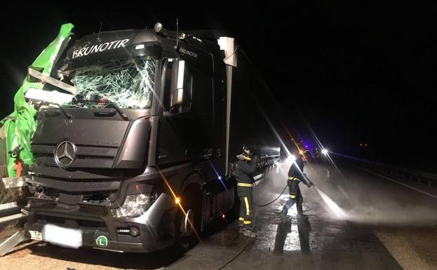 Colisión múltiple entre tres camiones en la A-62 a la altura de Alaejos, en Valladolid