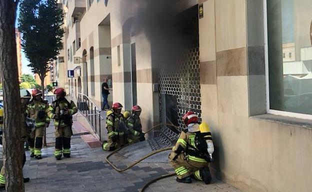 Los Bomberos de Valladolid sofocan un incendio en el interior de una pescadería de Parquesol