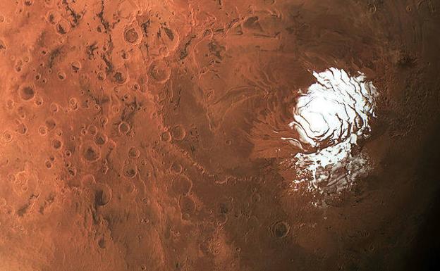 Hallan un lago de agua líquida bajo una capa de hielo en Marte