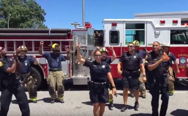 Un departamento de policía acepta un reto y causa furor al bailar «Uptown Funk»