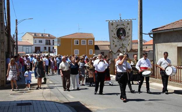 Los vecinos muestran su devoción a su patrona, Santa Ana