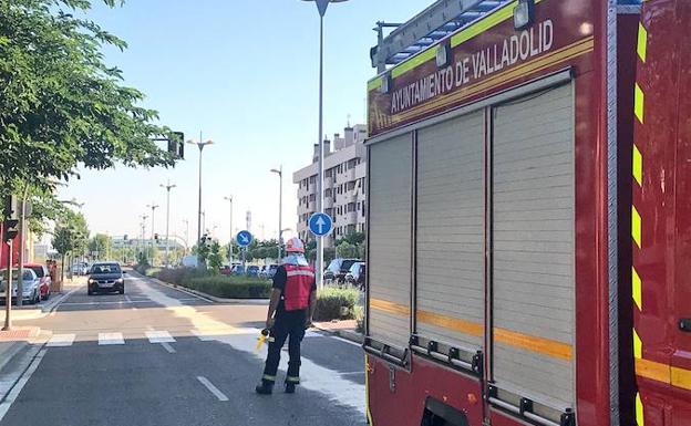 Un vertido de aceite hidráulico dificulta el tráfico entre las calles del Cometa y Águila de Valladolid