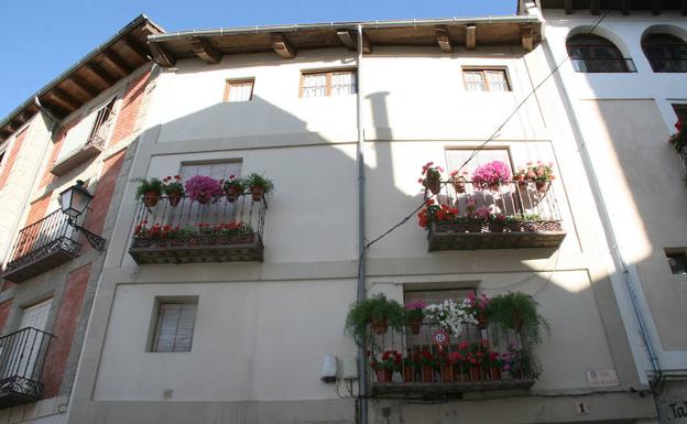 La fachada del número 1 de la calle San Julián gana el concurso 'Cuéllar ponte guapa'