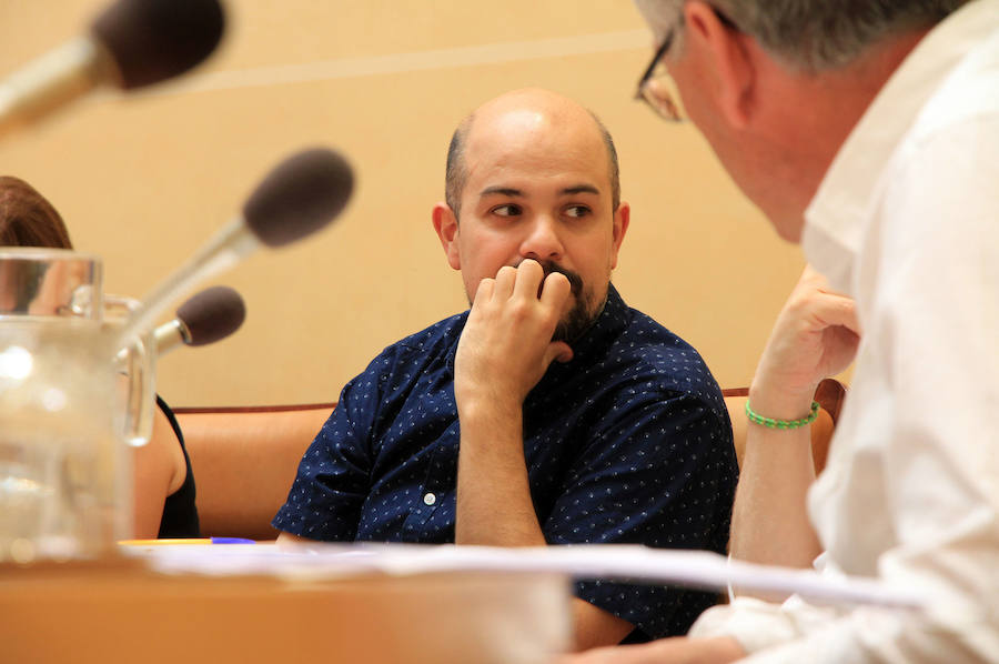 El pleno acuerda reforzar la seguridad vial en la calle Doctor Velasco