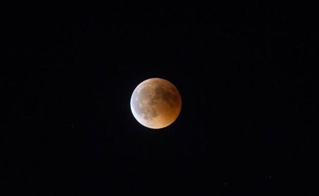 La 'luna de sangre' deslumbra a amantes de la astronomía que disfrutaron del eclipse del siglo