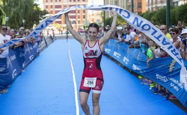 Esther Gómez arrolla en el Triatlón Ciudad de Valladolid
