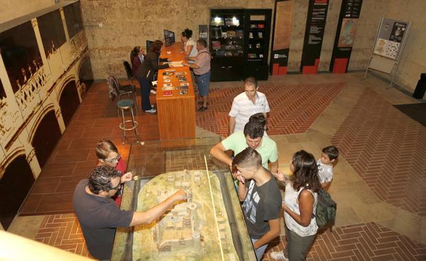 Numerosas personas visitan el castillo de los Sarmiento