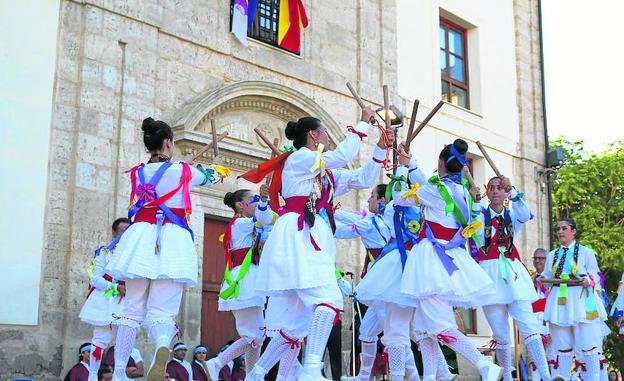 La danza tradicional y el paloteo brillan en Ampudia