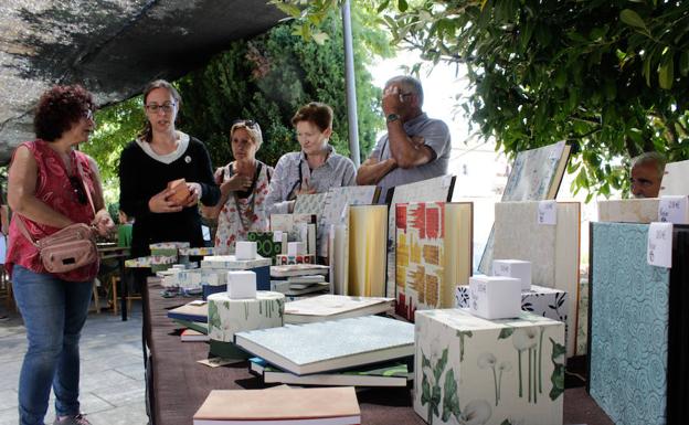 La feria de oficios artesanos y productos agroalimentarios deja un buen sabor de boca