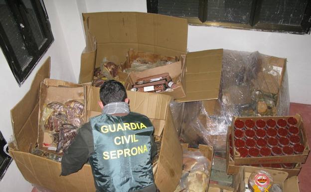 Dos investigados y una tonelada de productos inmovilizada en La Alberca