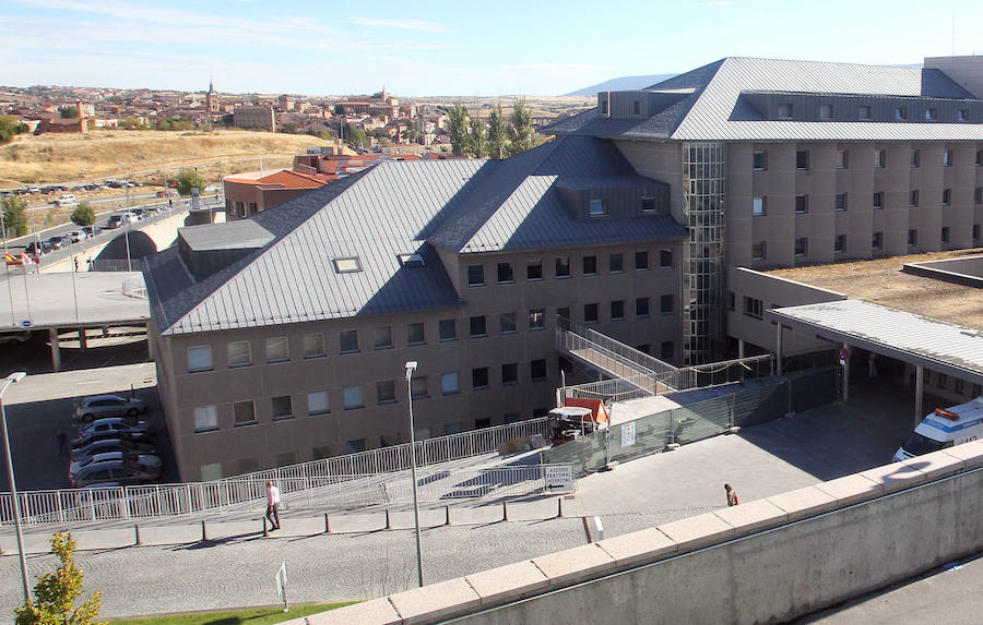 Diez sanitarios más y cinco camas hospitalarias menos durante el verano
