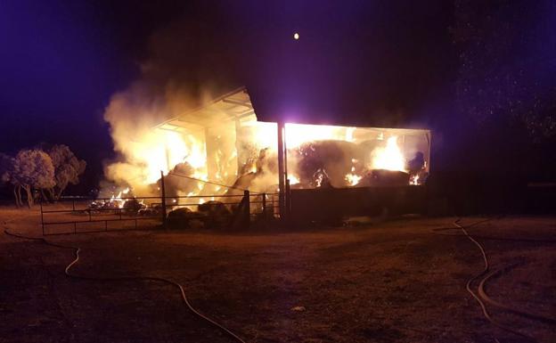 Arde una nave que almacenaba paja alfalfa en San Pelayo