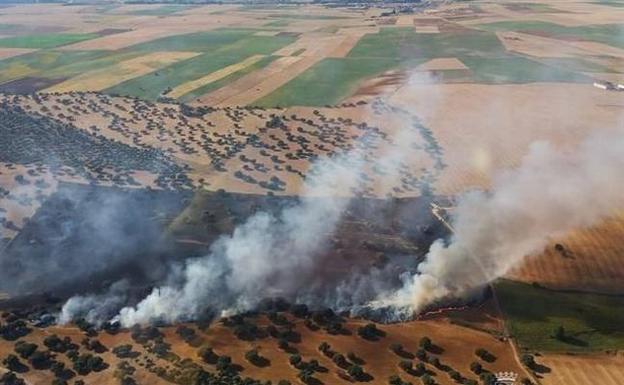 Continúa activo, pero controlado, el incendio de la localidad abulense de San Juan de la Nava