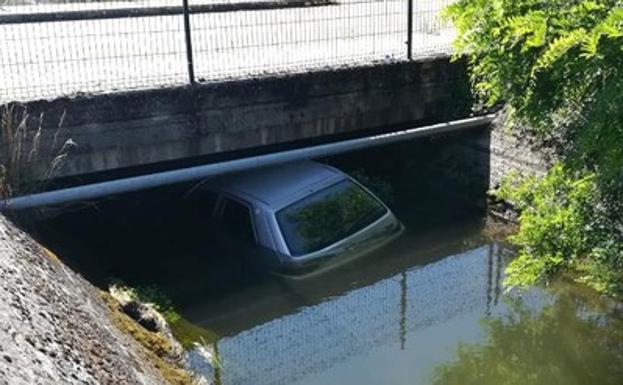 Detenida una joven de 18 años en Ponferrada tras caer al canal con el coche que había robado y que conducía sin carnet