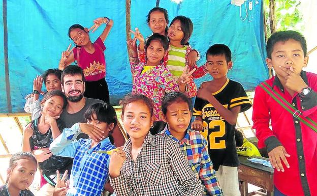 Enseñanza y juegos en Camboya de la mano de dos vallisoletanos