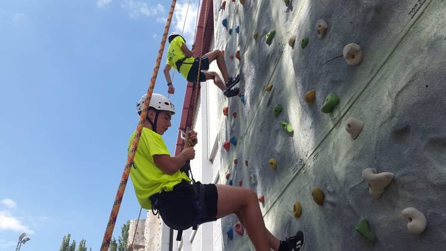 Los campamentos urbanos animan el verano de 200 niños y adolescentes