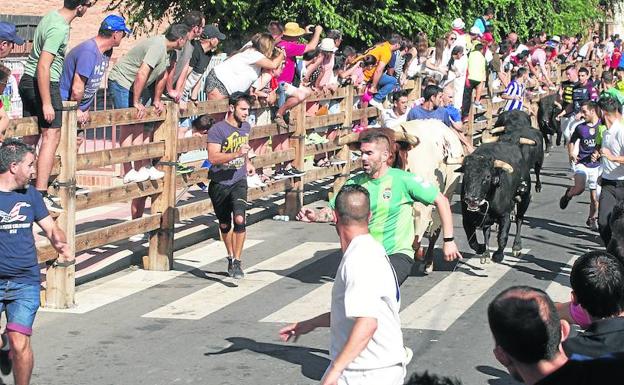 Miles de personas abarrotan Íscar para disfrutar de los toros y la juerga