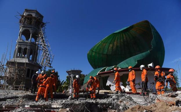 Continúan las tareas de rescate en Indonesia tras el virulento terremoto