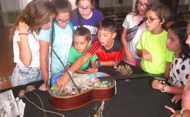 Berrueces muestra 25 pequeños belenes en su semana cultural