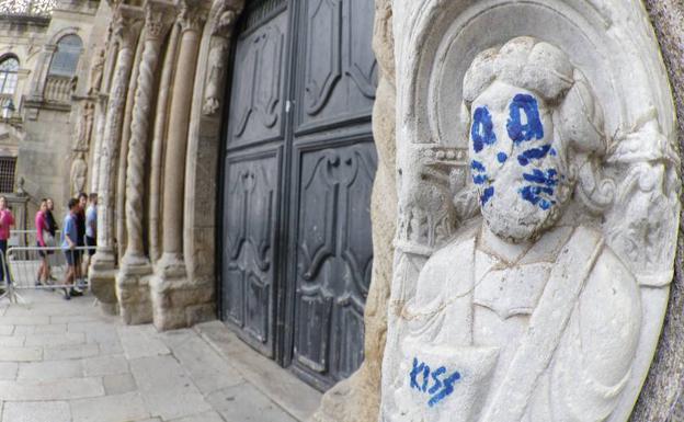 Termina la limpieza de la pintada en una escultura de la catedral de Santiago