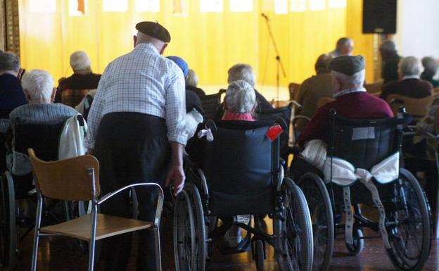 Más de 900 firmas exigen ampliar a todos los pueblos el transporte a centros de día