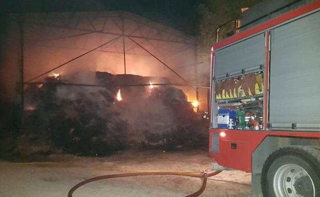 Un incendio en el antiguo zoo de Matapozuelos permanece activo, pero controlado