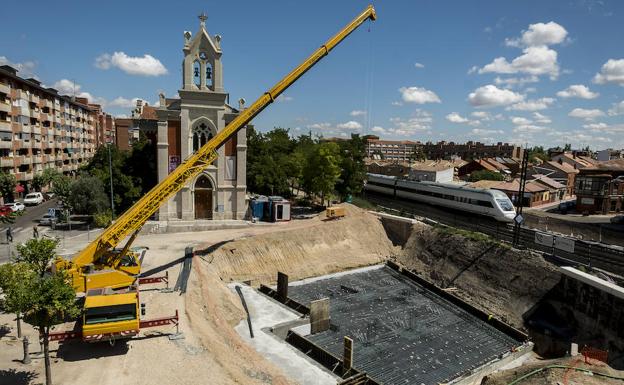 La obra de Rafael Cano bajo las vías... en su momento crítico