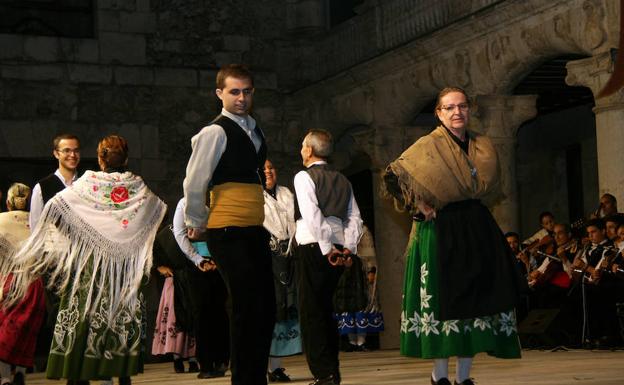 Danzas vascas, murcianas y gallegas saludarán a la corregidora de Cuéllar