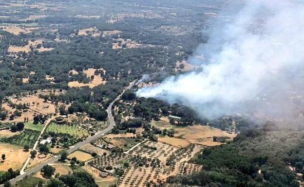 Controlado un incendio con numerosos medios aéreos en Candeleda