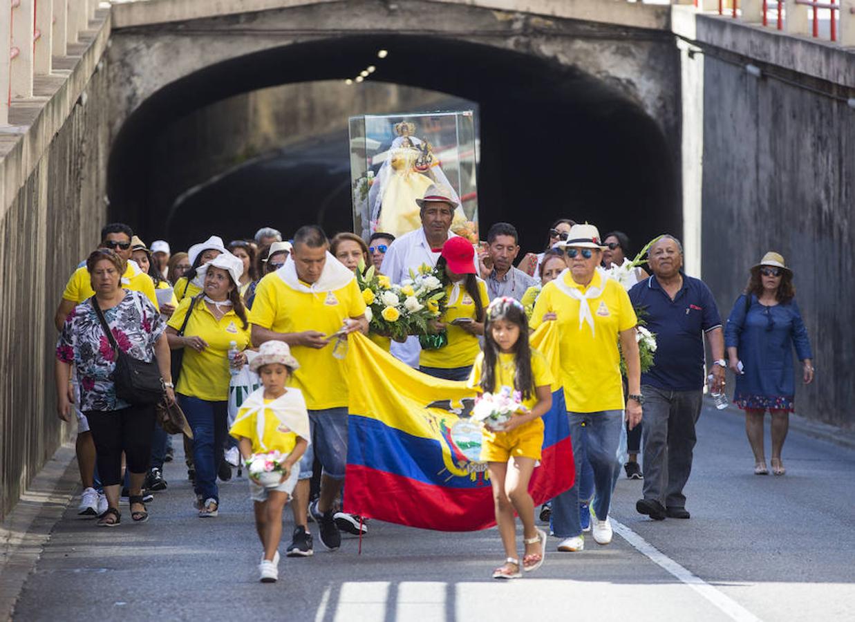 Procesión en honor a la Virgen del Cisne en Valladolid