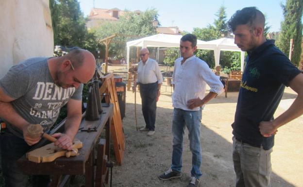 Una feria en Villafrechós reivindica la riqueza de las antigüedades y los oficios