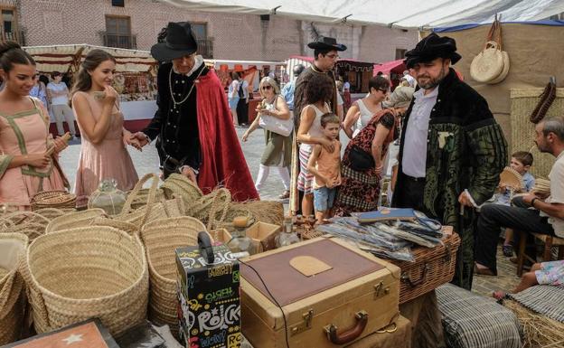 Olmedo revive el barroco con teatro y un mercado artesanal