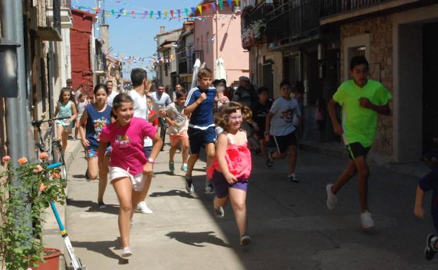 Los encierros infantiles con los carretones no son sólo cosa de niños en El Maíllo