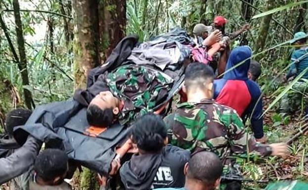 Ocho muertos y un solo superviviente en un accidente aéreo en Indonesia