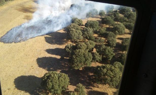 Activo un incendio en Morasverdes con el despliegue de un helicóptero