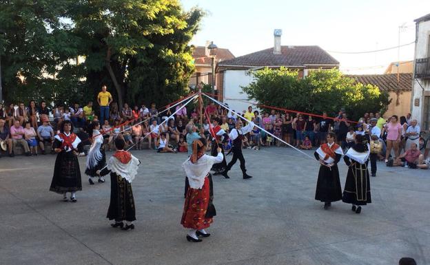 Un concurso de postres y el folclore charro encandilan a los vecinos de Monleras