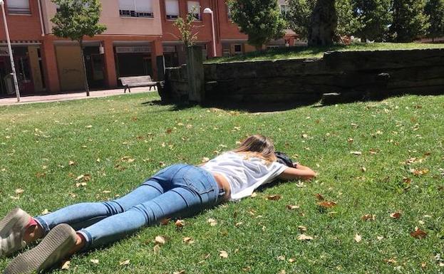 Los vecinos que se quedan en el barrio presumen con el #15agostorondilla