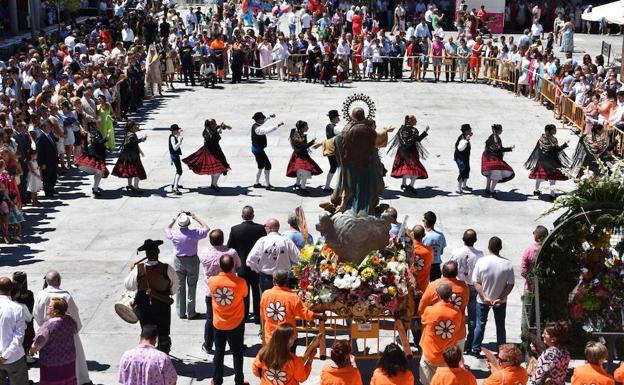Emotiva procesión por las calles de la villa y concurrida ofrenda floral a la Asunción