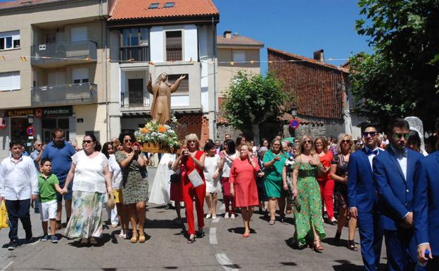 La Virgen de la Asunción recorre las calles rodeada de fieles en su festividad