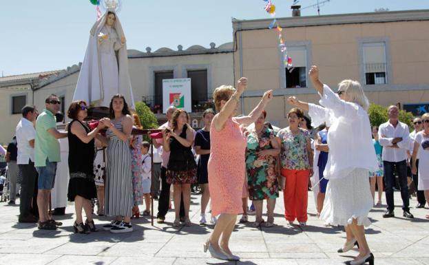 Los vecinos honran a su patrona con jotas en la plaza del pueblo