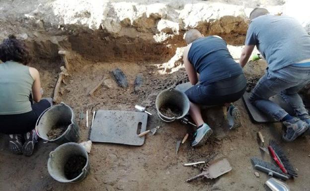 Aparecen los primeros restos humanos en la exhumación de cuatro víctimas de la Guerra Civil en Boadilla