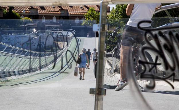 Pintadas, barandillas rotas y restos de botellón en la pasarela de La Rubia a Arturo Eyries