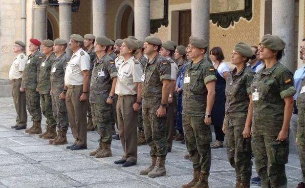 La Academia de Artillería guarda un minuto de silencio en el aniversario de los atentados de Barcelona