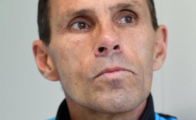 Apartan a Poyet tras liarla en rueda de prensa