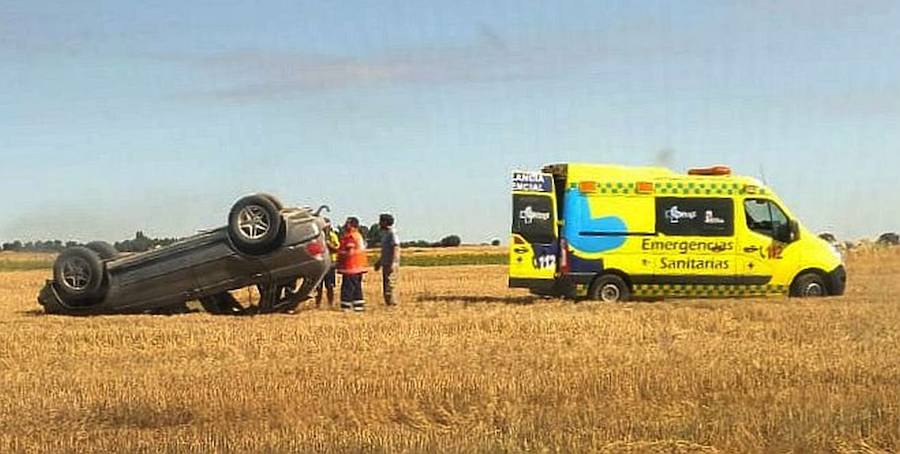 Dos jóvenes vuelcan el coche del dueño de la planta de Fuentepelayo