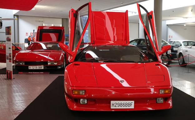 La exposición 'Rojo' permanecerá en el Museo de la Automoción hasta finales de septiembre