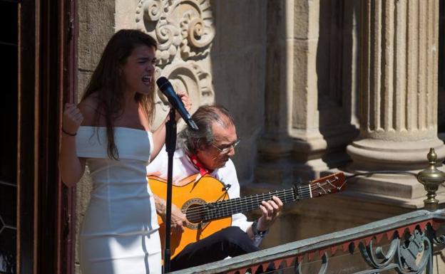 Amaia inaugura Flamenco on Fire con un recital desde el balcón del Consistorio pamplonés